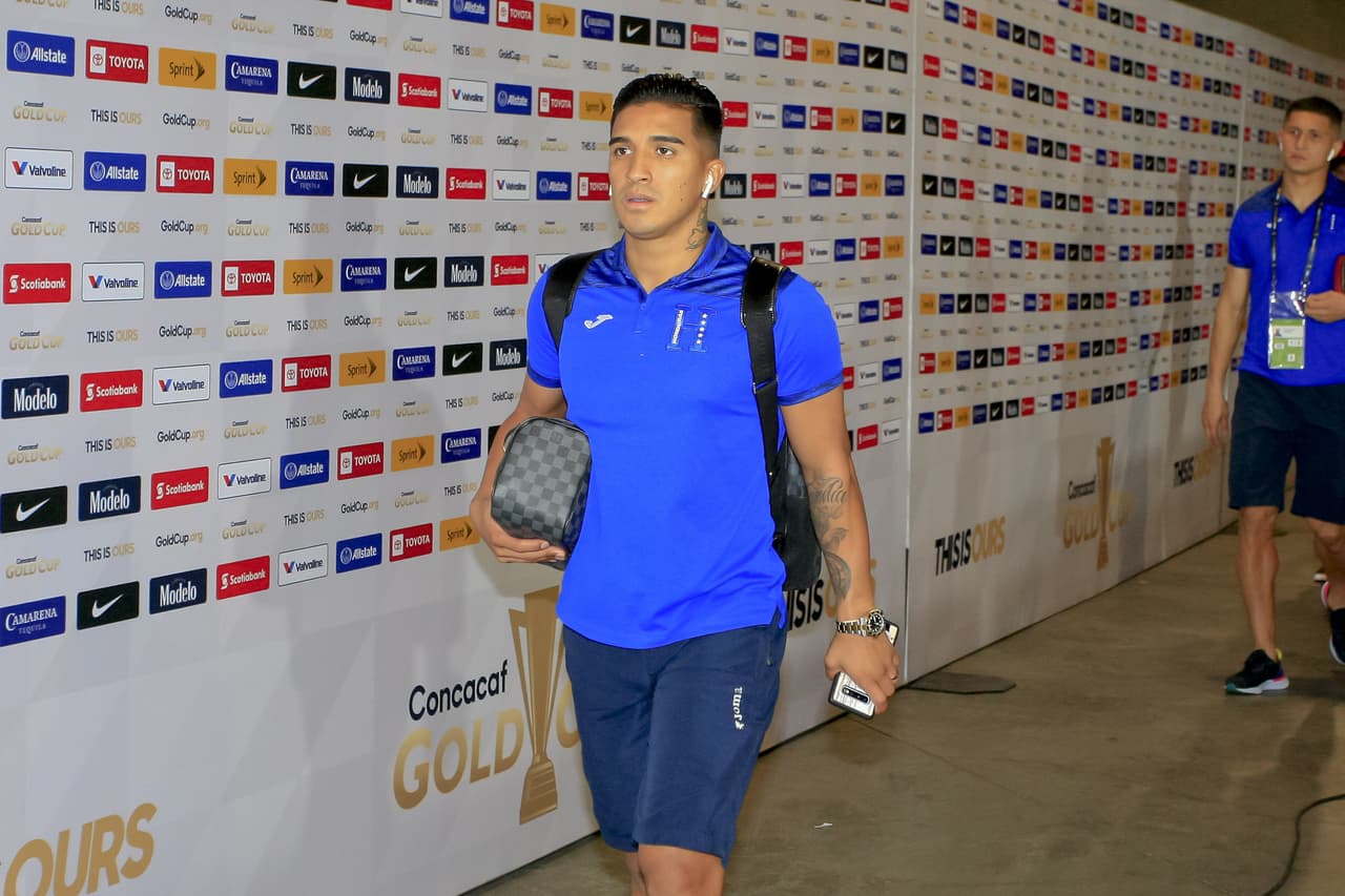 Excelente ambiente pusieron salvadoreños y hondureños en el duelo final del Grupo C de la Copa Oro en el Banc of California Stadium. El recinto en la ciudad de Los Ángeles se tiñó de blanco y azul, los colores de ambos equipos y ambas naciones. También captamos la llegada de los jugadores y entrenadores a este partido que pintaba muy atractivo.