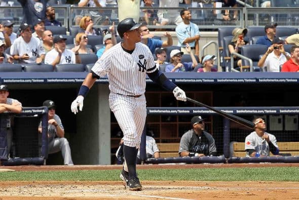 La pelota se elevó por encima del muro del jardín central y cayó en el Monument Park, donde los Yankees tienen los bustos de sus grandes estrellas, permitiendo que un empleado del estadio la pudiese recoger para entregársela a Rodríguez.