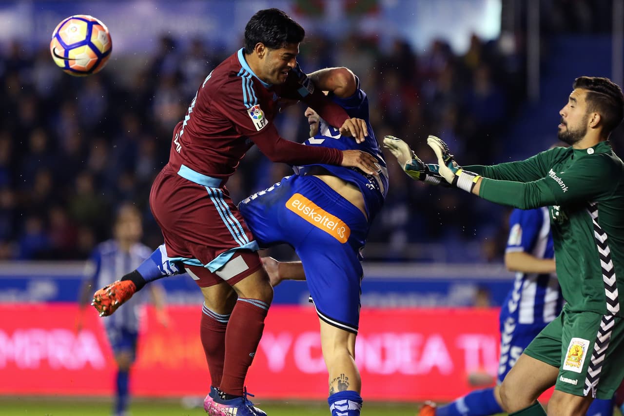 Real Sociedad's Mexican forward Carlos Vela (L) vies with Deportivo Alaves' defender Victor Laguardia (C) during the Spanish league football match Deportivo Alaves vs Real Sociedad at the Mendizorroza stadium in Vitoria on March 18, 2017. / AFP PHOTO / CESAR MANSO (Photo credit should read CESAR MANSO/AFP/Getty Images)