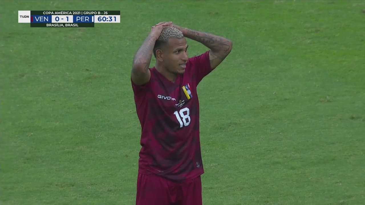 ¡Lo quiere de tiro libre! Rómulo Otero roza el arco en pelota quieta