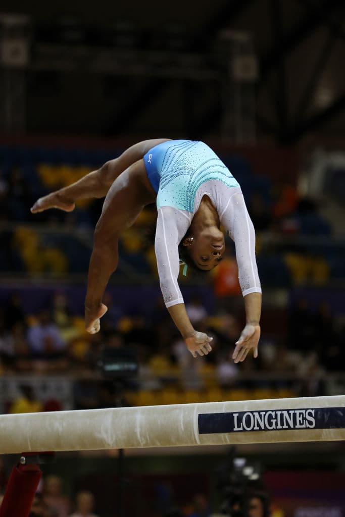 Biles obtuvo las siguientes puntuaciones: 14.533 en salto, 14.725 en asimétricas, 13.233 en barra de equilibrios y 15.000 en suelo para un total de 57.491.