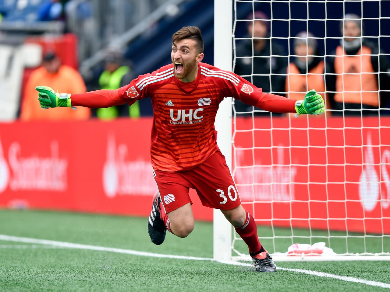 El arquero Matt Turner fue esencial para la victoria de New England Revolution ante Colorado Rapids. El portero atajó un penal a Jack Price. (USA Today Images)