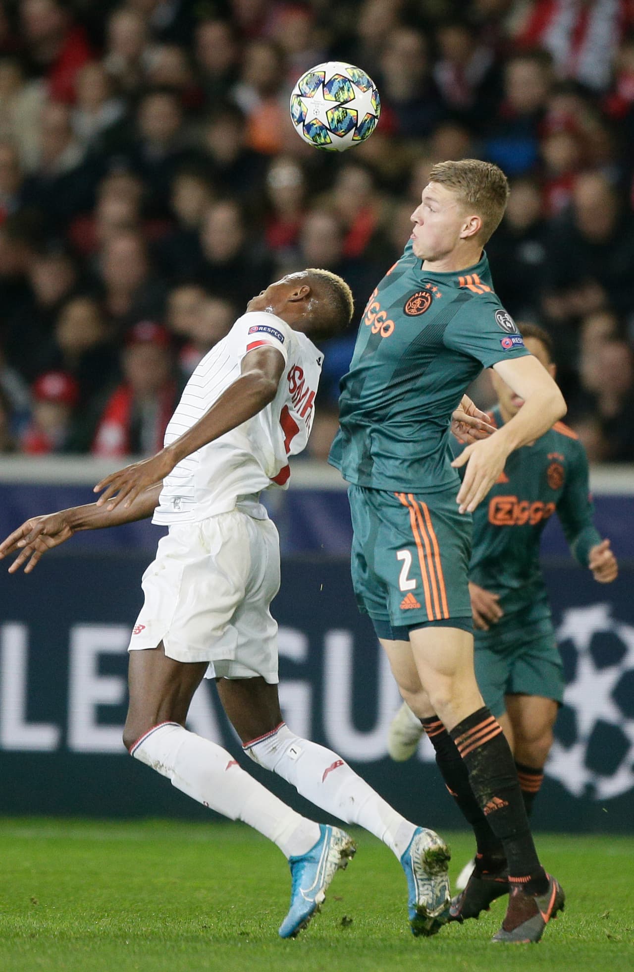 Con goles de Hakim Ziyech y Quincy Promes, el Ajax se impone 0-2 al Lille. El mexicano Edson Álvarez entró de cambio al medio tiempo por Noussair Mazraoui.