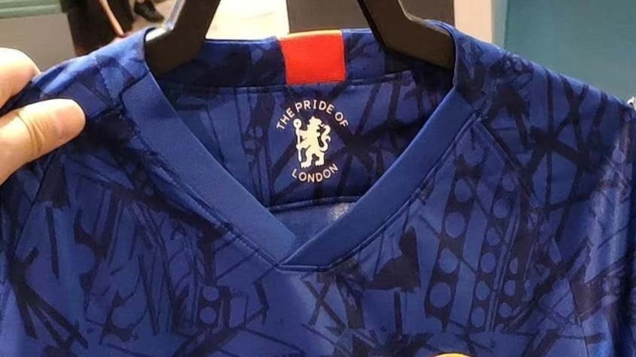 Aunque aún no es oficial, los portales especializados en playeras futboleras aseguran que estas serán las nuevas prendas del Chelsea para la temporada 2019/20. Sin duda, la local es mucho más arriesgada que la actual con motivos que evocan la estructura de Stamford Bridge, mientras que la segunda es mucho más sobria.