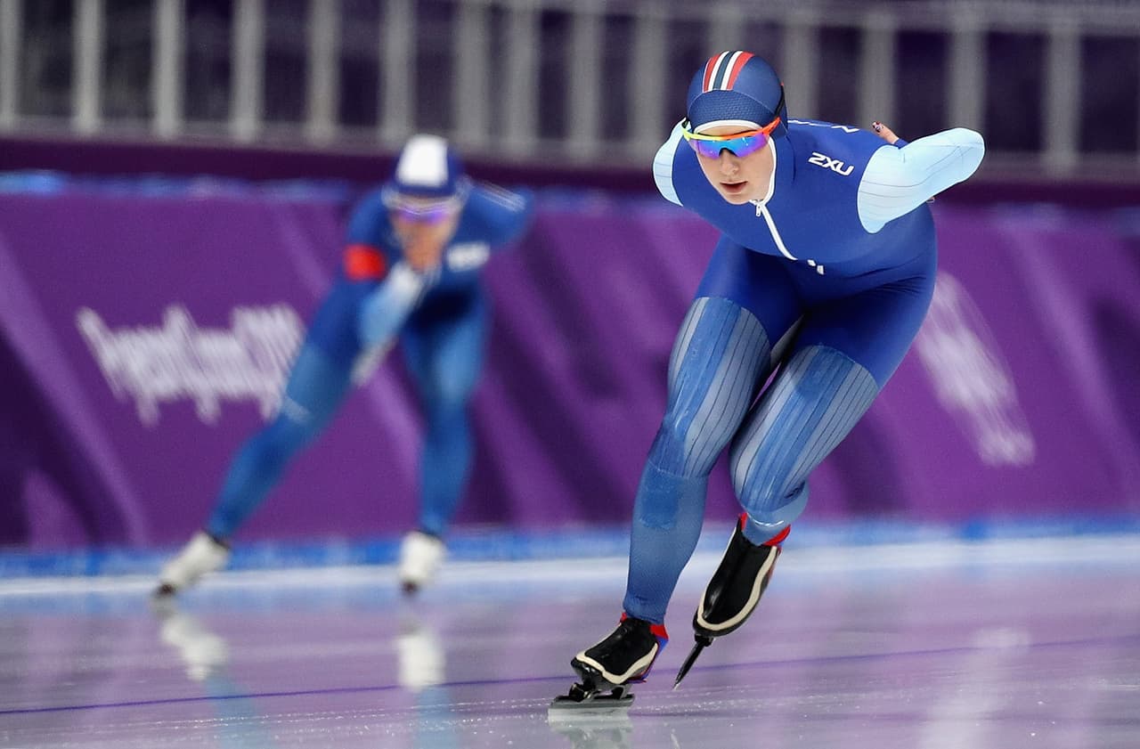 Las participantes del patinaje en velocidad mostraron su capacidad y además se destacaron por el atractivo de sus rostros y cuerpos atléticos en los Olímpicos de Invierno. Acá, Ida Njatun de Noruega.