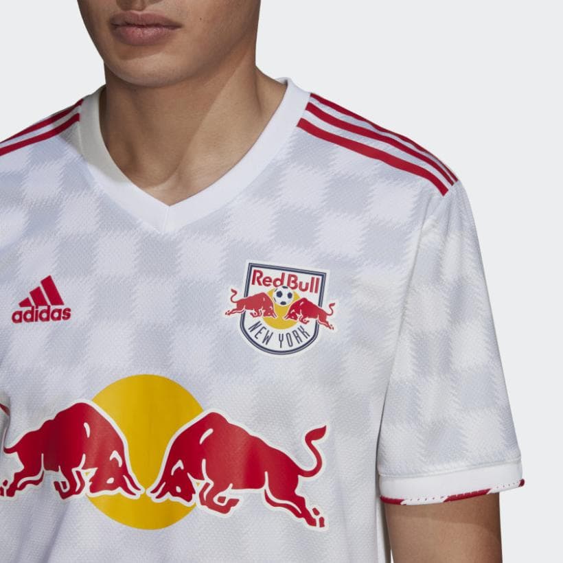 El fondo cuadriculado sirve para plasmar las señas de identidad de Red Bulls.