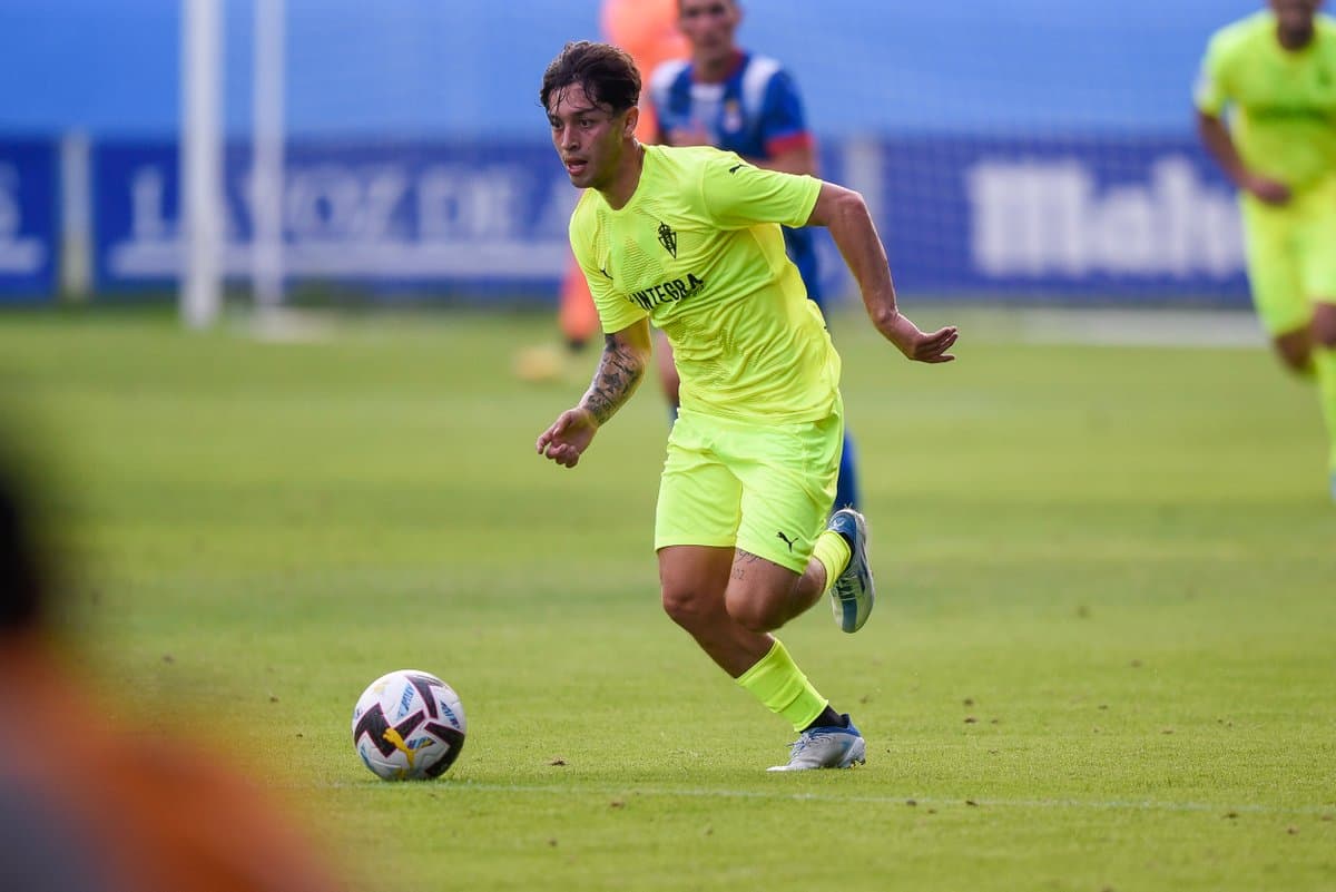 Jordan Carrillo en la primera convocatoria oficial del Sporting Gijón