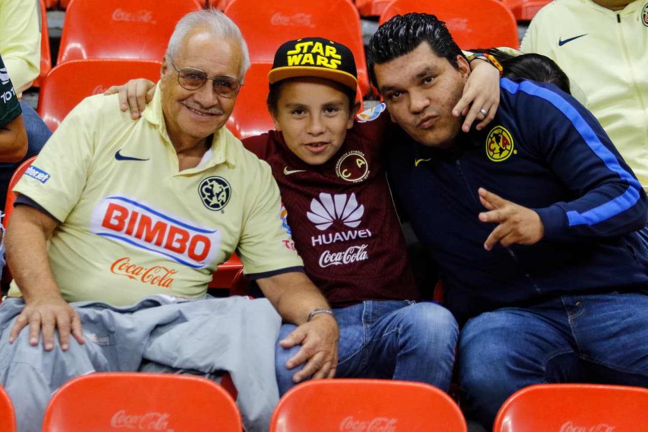 Los fanáticos de América y de Pachuca llegaron al estadio Azteca para ser testigos del duelo de sus equipos por los Octavos de final de la Copa MX.