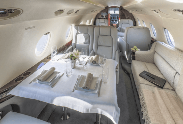 Sus interiores son de lujo, pues tiene alfombra, asientos de piel, diván y páneles laterales.