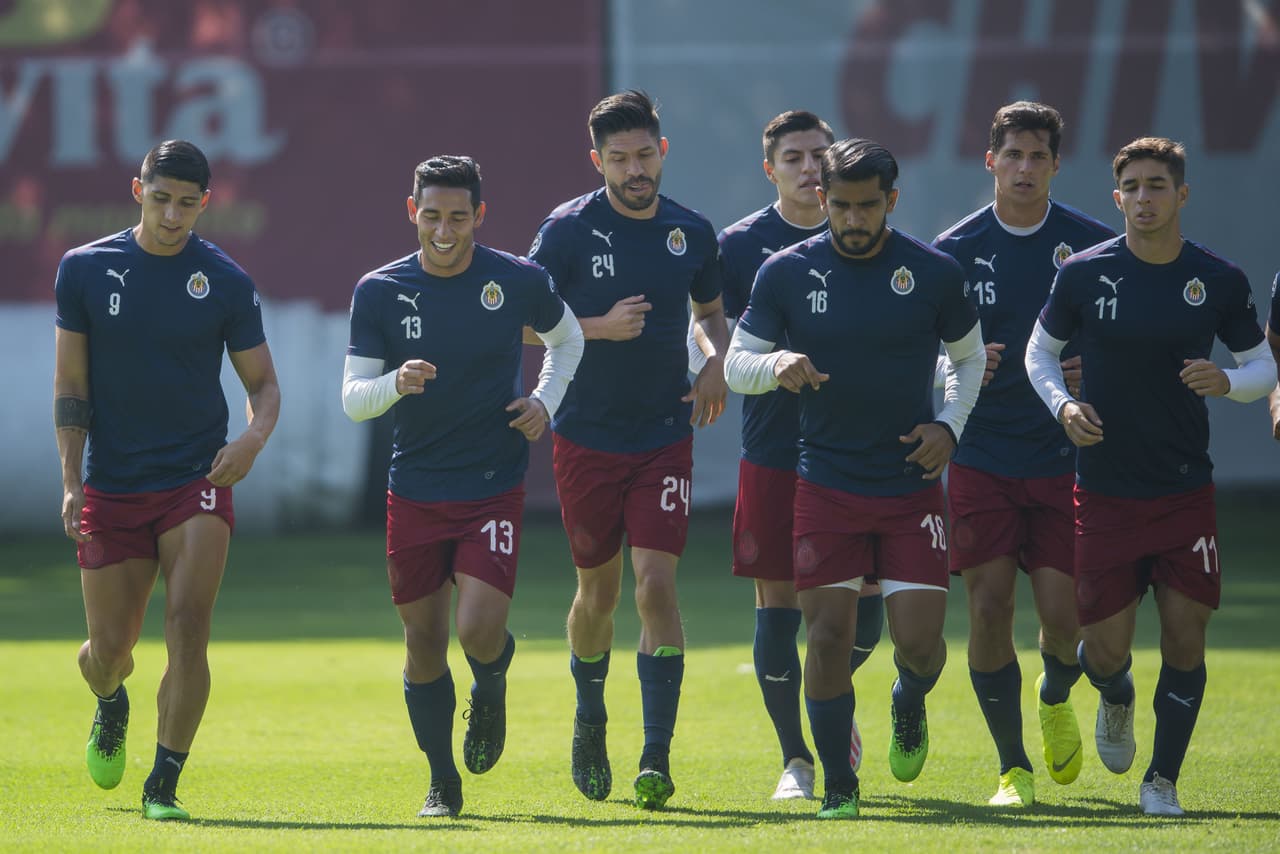 Con su más reciente contratación ya integrado de lleno a la disciplina del director técnico Tomás Boy, el repatriado desde Portugal Antonio Briseño, las Chivas del Guadalajara tuvieron otra intensa sesión de entrenamiento de cara a la próxima temporada de la Liga MX, en la cual hay un doble compromiso por eludir el tema del descenso y por reconquistar a una afición desencantada.