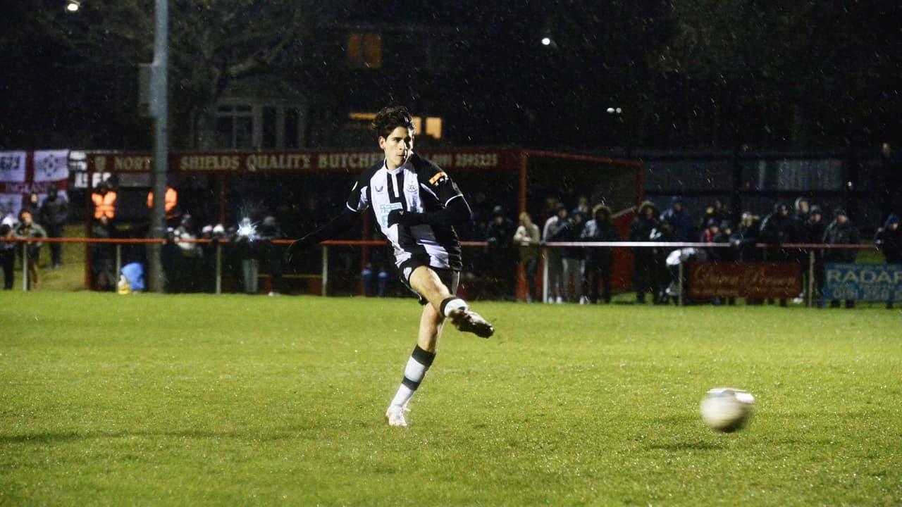 Santiago Muñoz hace su primer gol con el Newcastle Sub 23