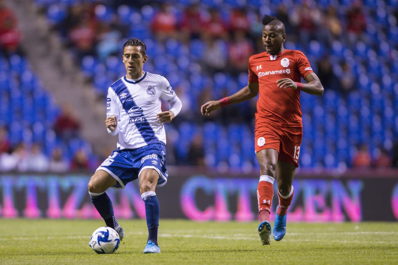Con goles de Ángel Zaldívar y Christian Tabó, Puebla gana y se queda con los tres puntos en casa.
