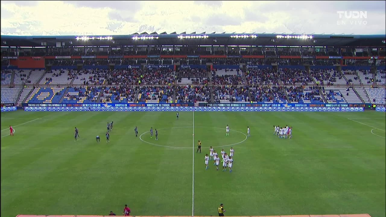 Arranca el partido y la pelota está en juego.