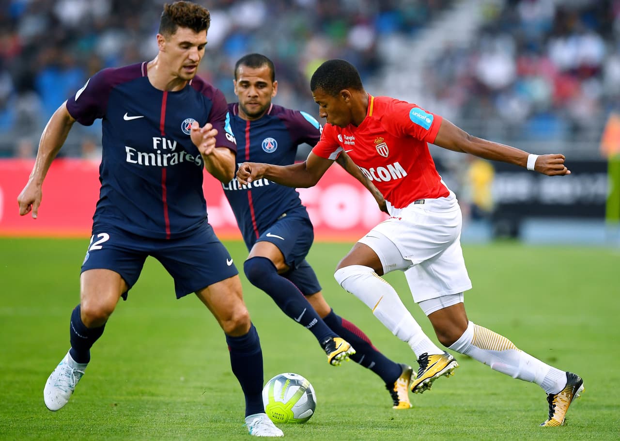 Más adelante lo volvió a intentar Mbappé con un desdoble individual por derecha que remató con fuerza. La pelota la rechazó Thiago Silva.