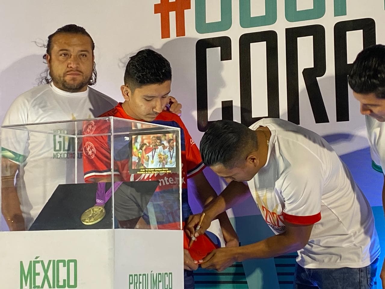 Cae la noche en Guadalajara y el Estadio Akron se alista para albergar el Chivas vs Toluca.