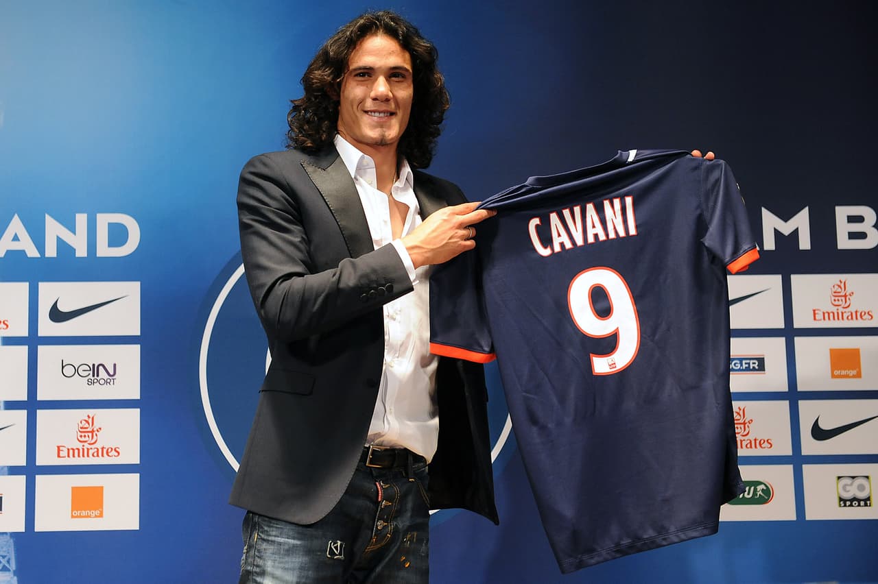 El uruguayo Edinson Cavani es el máximo artillero en la historia del París Saint-Germain con 175 goles anotados hasta el 26 de septiembre de 2018. Estas son las playeras vestidas desde su llegada.