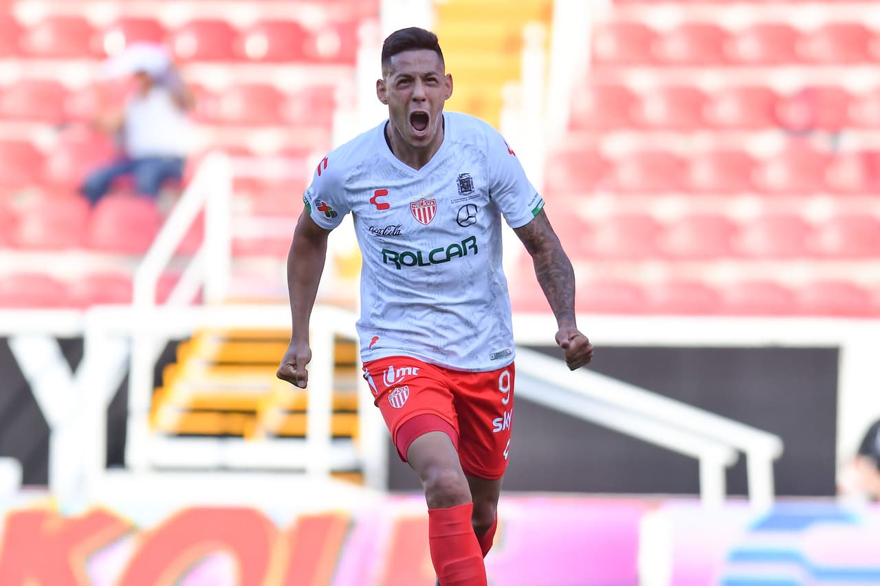 También es conocido por la gran euforia que emite en cada uno de sus festejos cada vez que anota un gol.