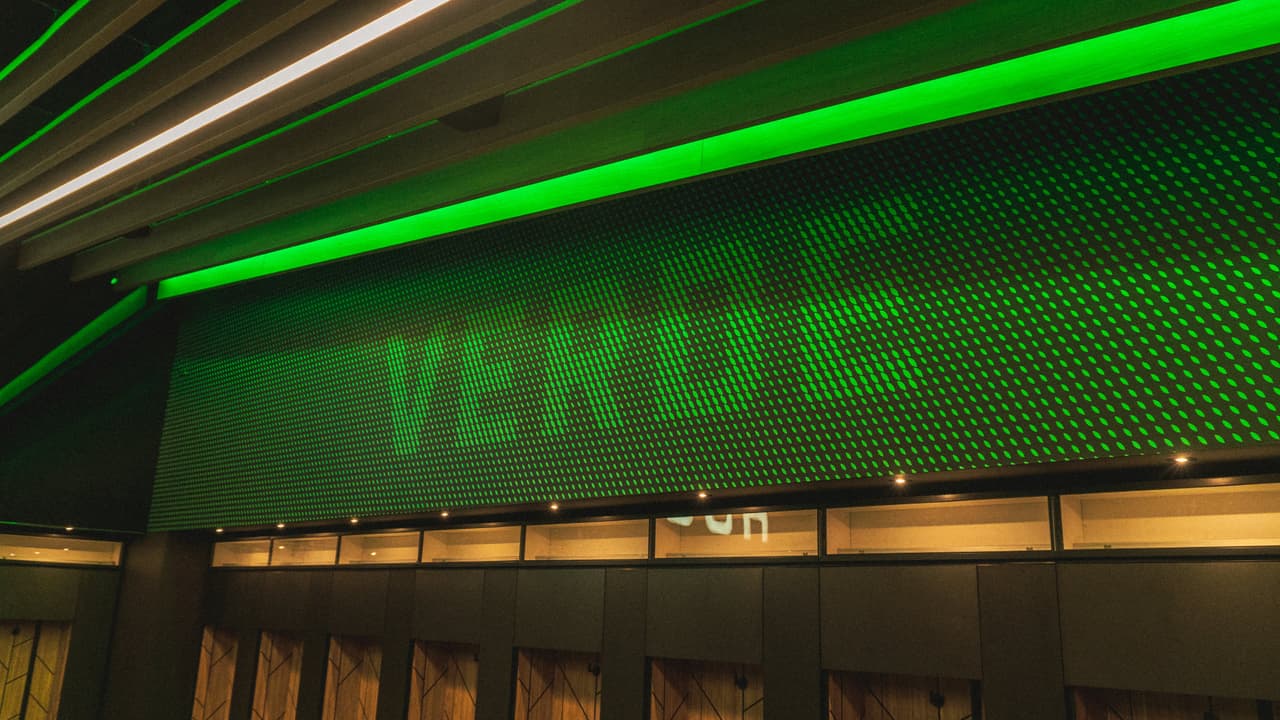 Si hasta el español la referencia al verde está presente en los vestuarios.