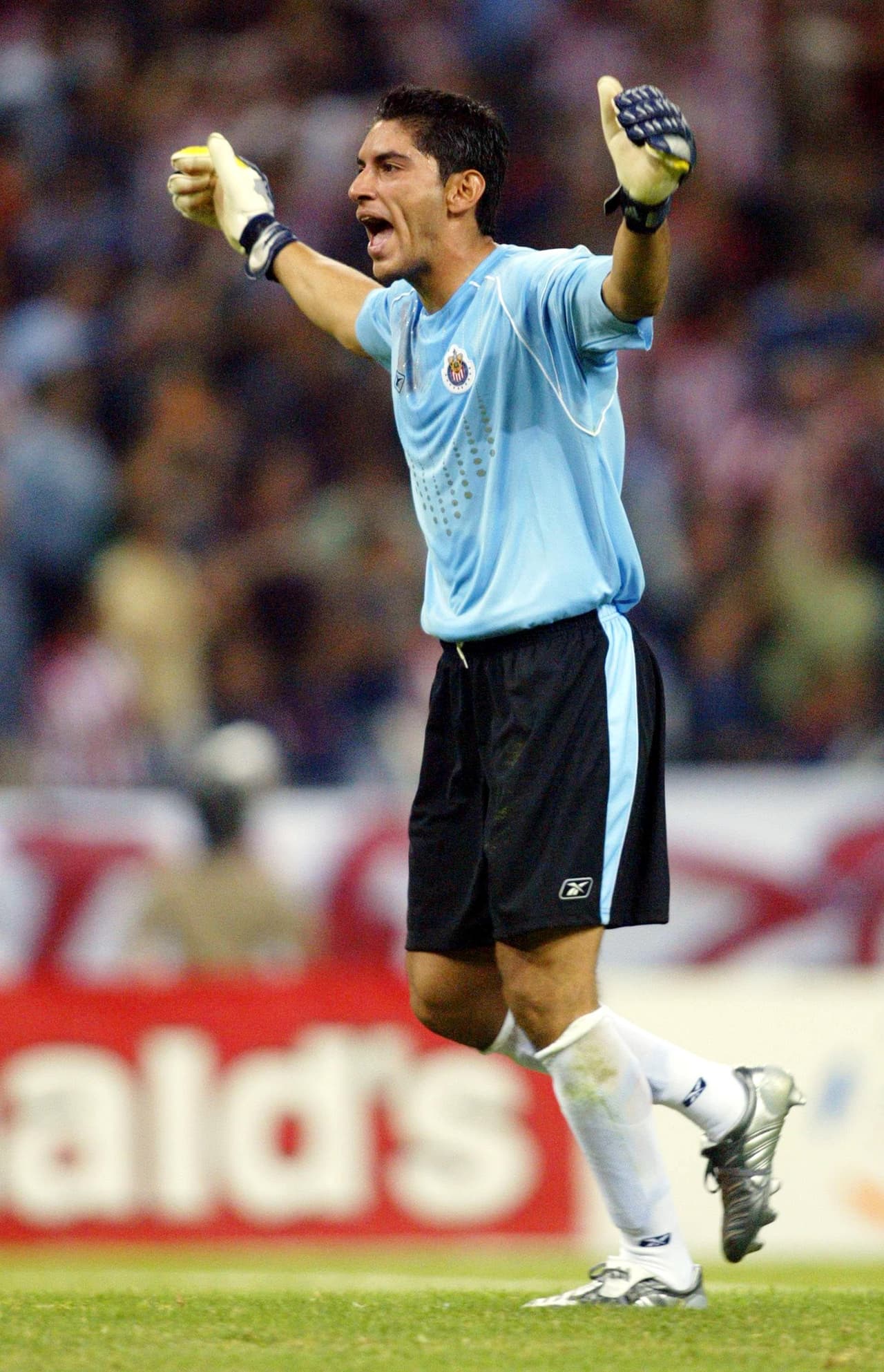 Oswaldo Sánchez no pudo disputar la Libertadores por compromisos con la selección de Ricardo La Volpe y Chivas se reforzó con 'Chuy' Corona, de gran actuación.