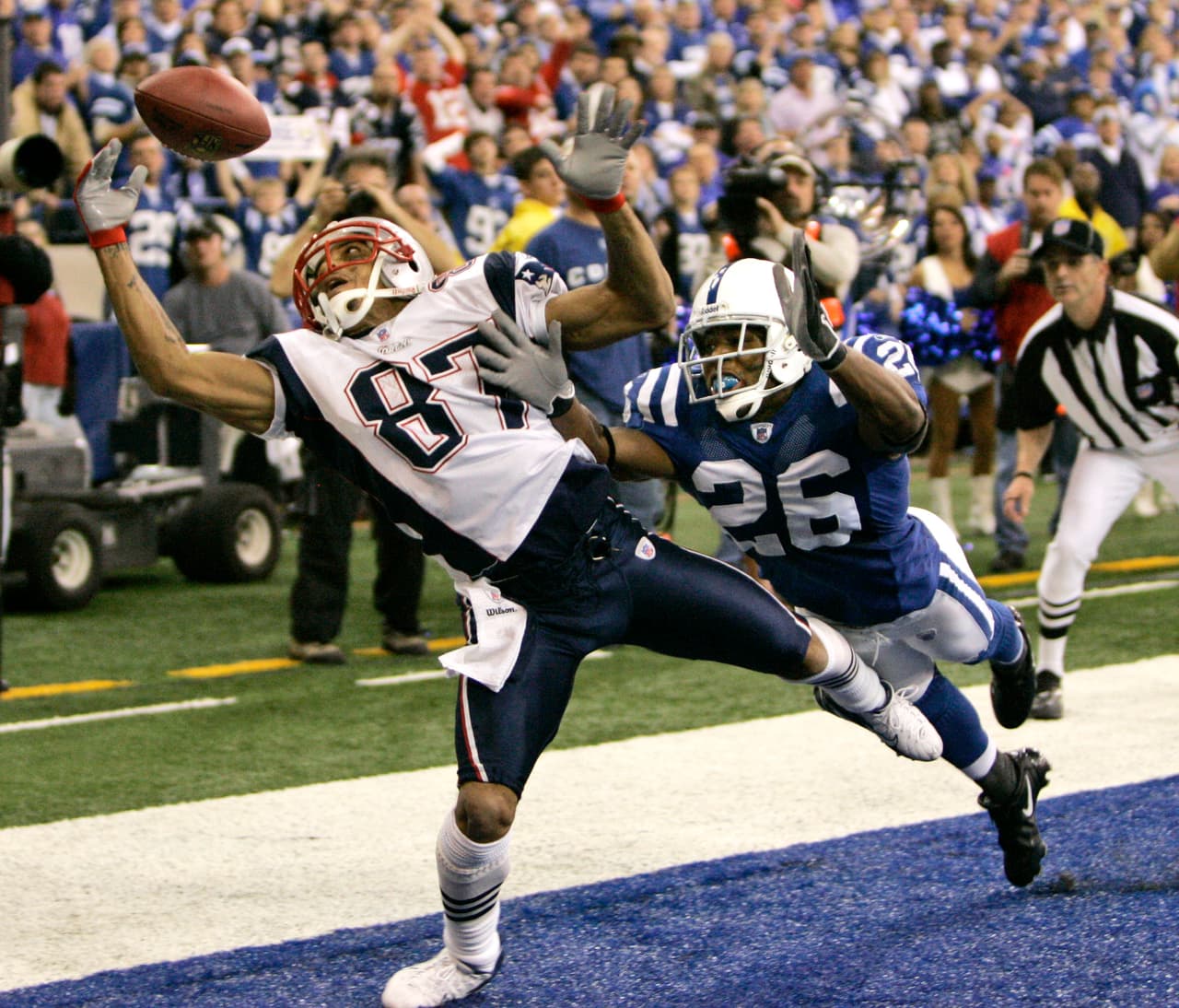 La madre de Caldwell dijo que su hijo fue emboscado por un par de personas fuera de su departamento para asaltarlo. Le dispararon en la pierna y en el pecho, y murió por las heridas en una ambulancia en camino al hospital.