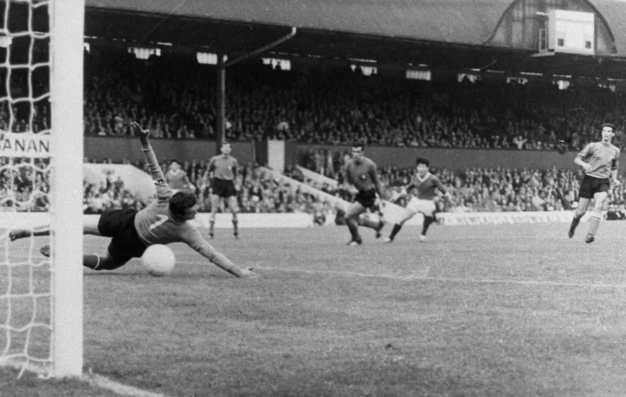 Durante la Copa del Mundo Inglaterra 1966, se dice que Corea del Norte cambió a sus 11 jugadores durante el medio tiempo contra Italia y ganó uno a cero.