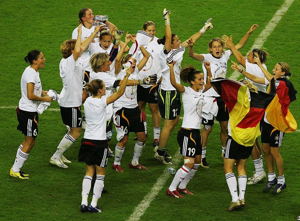 La selección de Alemania festeja luego de proclamarse monarcas de la edición 2007 de la Copa Mundial Femenina en China. Las germanas superaron a Brasil en la Final en Shanghai Hongkou Football Stadium.