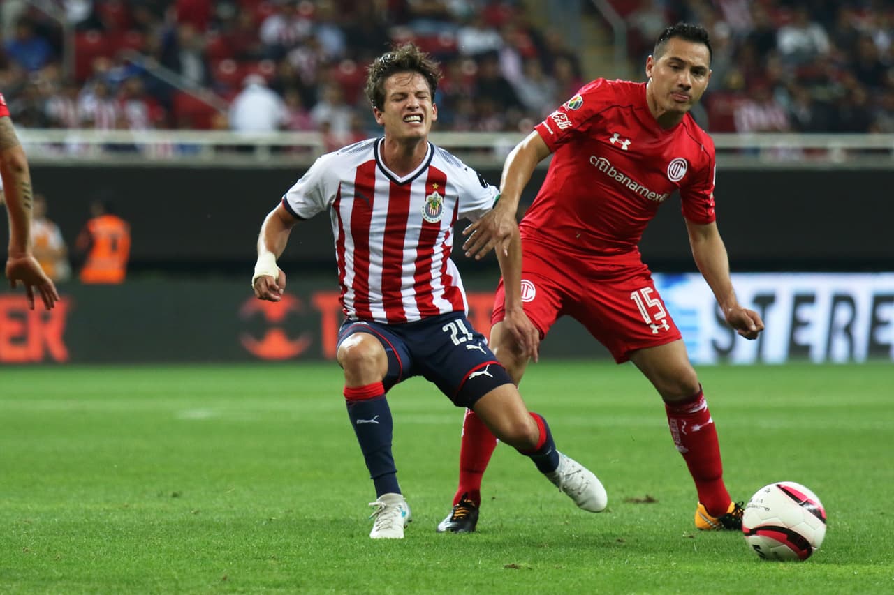 Carlos Fierro fue uno de los jugadores más activos del encuentro para las Chivas.