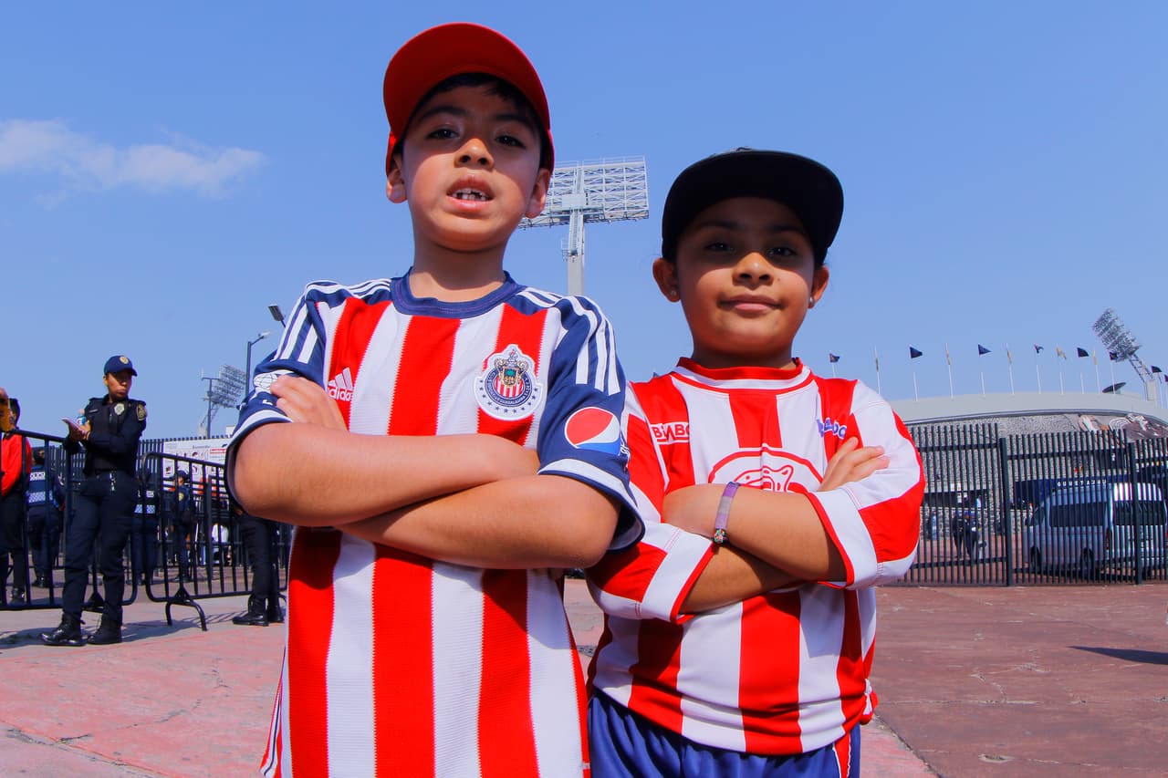 La pasión fluye entre los fanáticos de Pumas UNAM y Chivas de Guadalajara en el duelo de la Jornada 12 en el estadio Olímpico Universitario por el Clausura 2019 de la Liga MX.