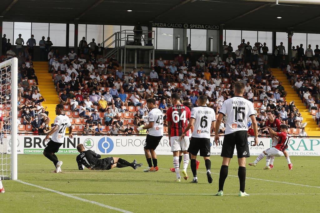 Inter de Milan y Atalanta empatan 2-2, Genoa y Hellas Verona empatan 3-3 y el Milan es el único que logra sumar tres putnos tras vencer 1-2 al Spezia.