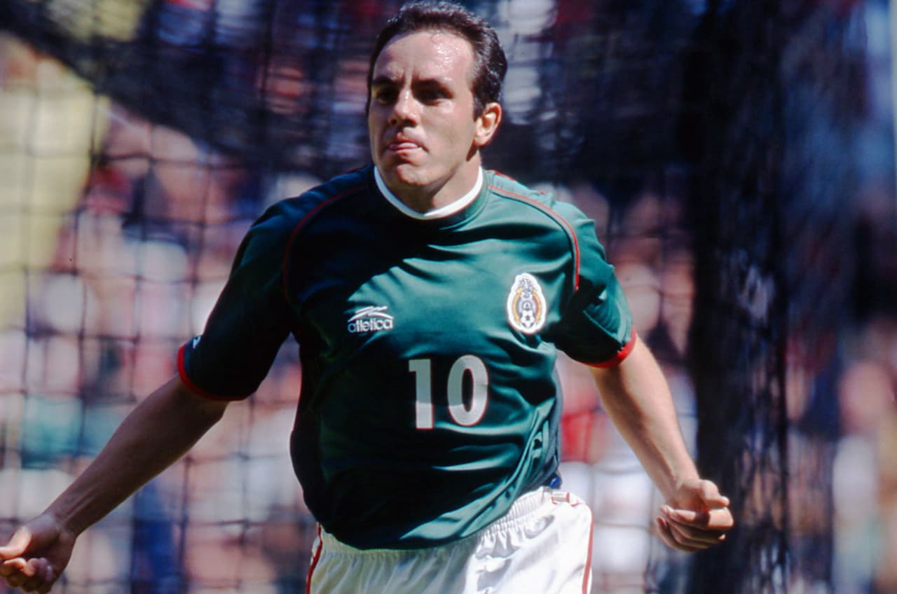 La playera con un verde uniforme y con una línea delgada roja fue la caracaterística de la vestimenta del 'Tri' en el Mundial de 2002.