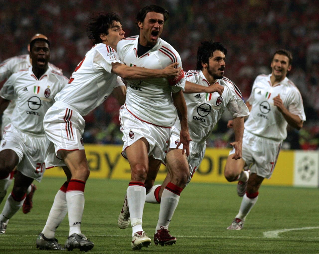 A pesar de no ser una serie, hablar de remontadas sin mencionar la final de la Champions de 2005 no es justo. Y es que Milán se fue al primer tiempo ganador por 3-0 y parecía sentenciar el título a su favor.