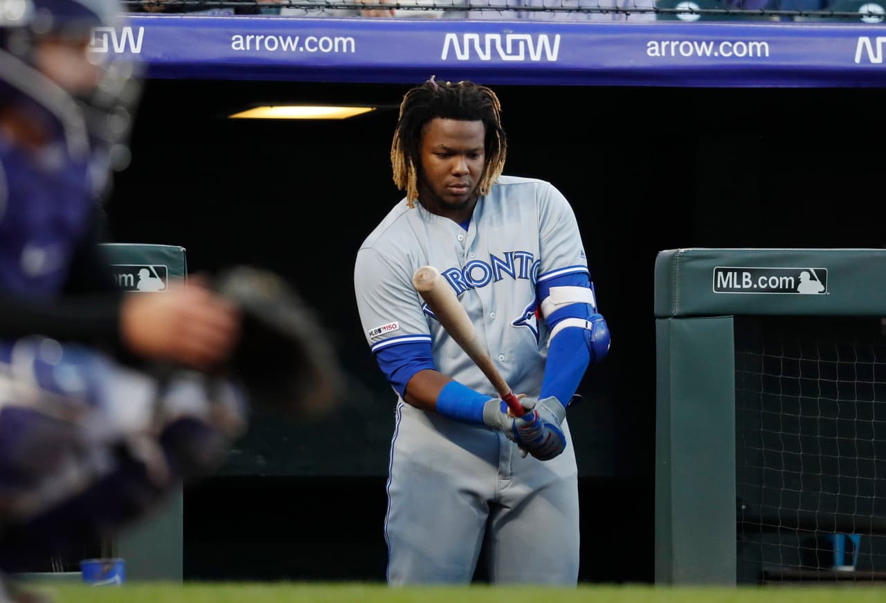 El segundo de la dinastía, y representando a los 
<b>Toronto Blue Jays</b> está 
<b>Vladimir Guerrero Jr.,</b> hijo de la leyenda dominicana del mismo nombre. Este es un caso especial, y lo decimos porque apenas suma 8 bambinazos, es su primera temporada en Las Mayores, pero lo que más llama la atención son las distancias de sus jonrones: 451, 438, 436, 434, 424, 407, 395, 382, pies. Sus probabilidades de ganarlo son de 5-1.
<br>