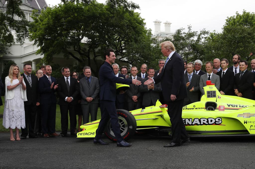 A Pagenaud se unieron unos 35 miembros del Equipo Penske, así como el Director Ejecutivo de IndyCar, Mark Miles, el Presidente de Indianapolis Motor Speedway, Vicepresidente Senior de Eventos para IMS Allison Melangton y el propietario y patrocinador del equipo de Menards, John Menard. El gobernador Eric Holcomb también estaba cerca.