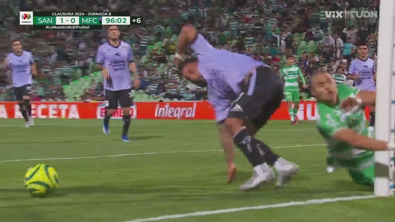 ¡Durísimo golpe de Stephano contra la base del poste derecho!