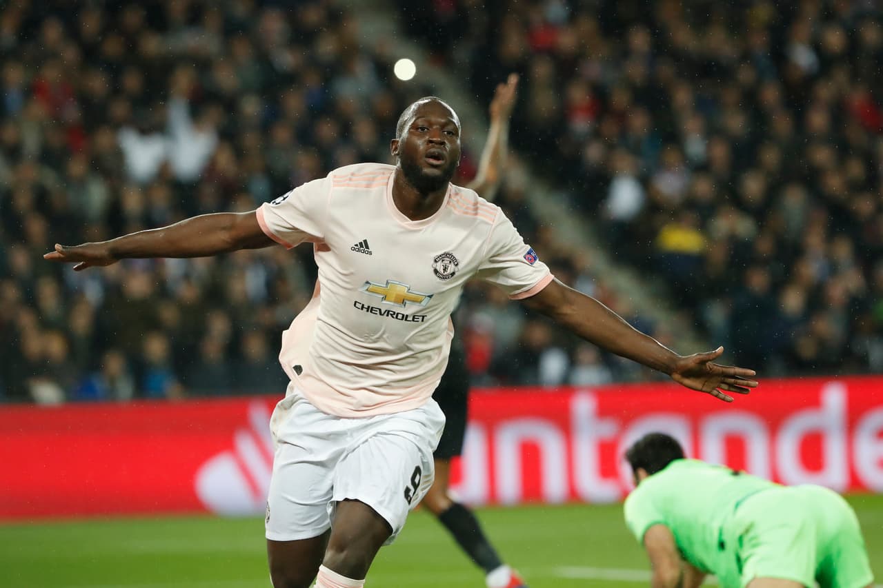 Su amor al futbol también lo llevó al amor por los videojuegos ya que de chico logró llevar buenas calificaciones en la escuela y jugar FIFA que es su juego favorito.