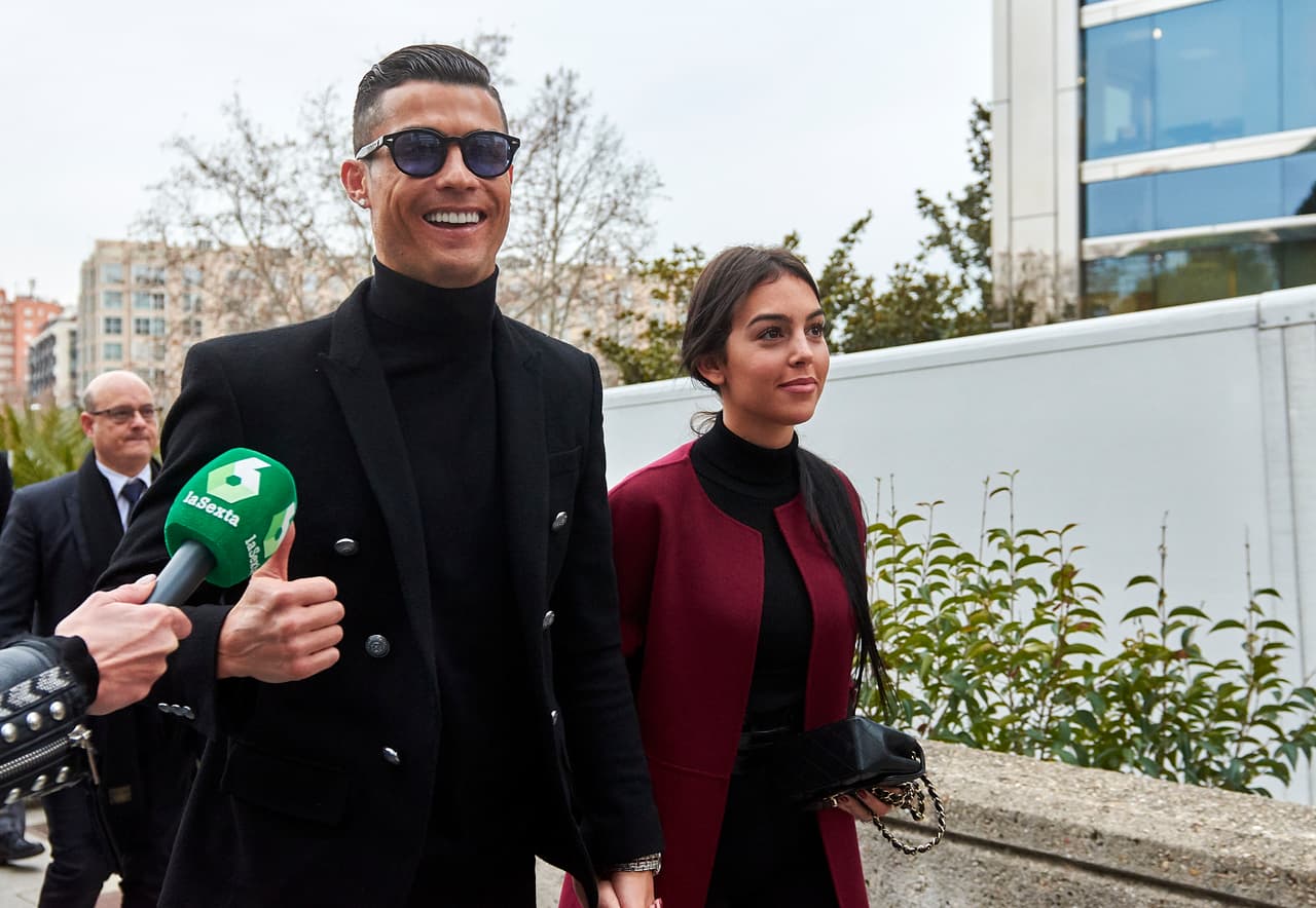 Cristiano Ronaldo aceptó la condena de 23 meses de prisión, que no cumplirá, y una multa de 18.8 millones de euros, unos 21 millones 343 mil dólares por evasión de impuestos en España.