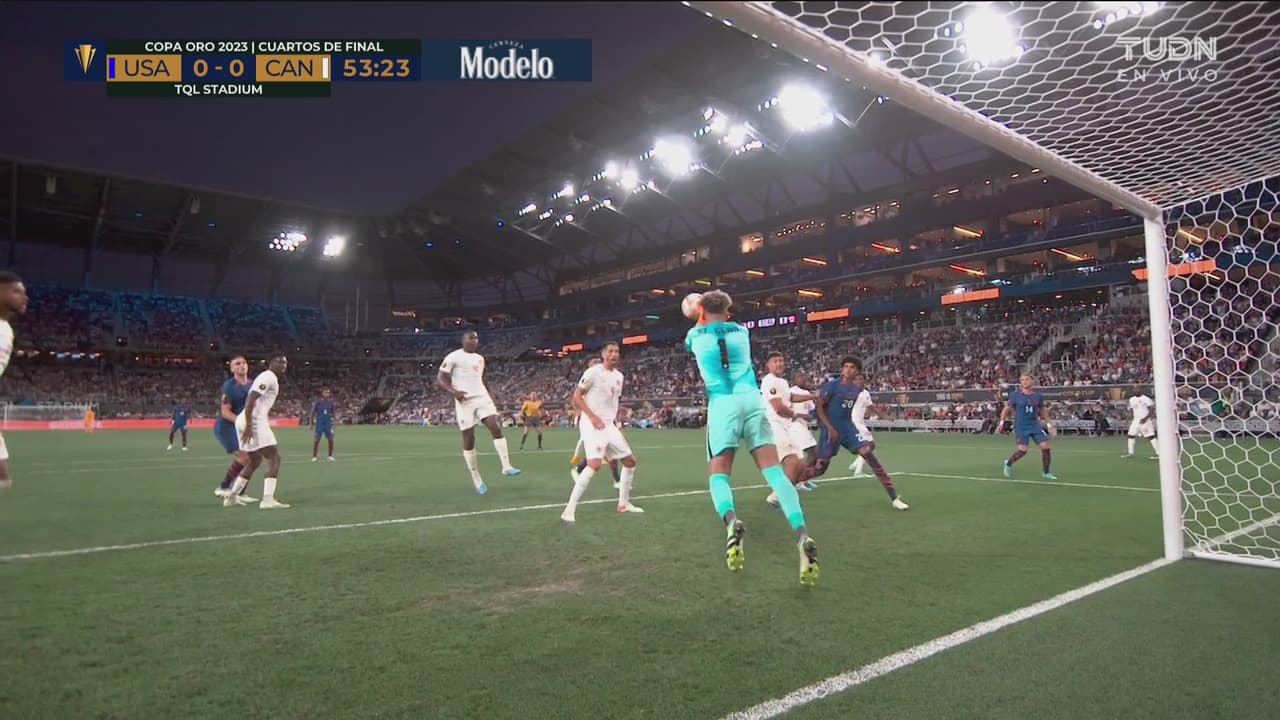 Tiro-centro de Gressel que busca un desvío a portería