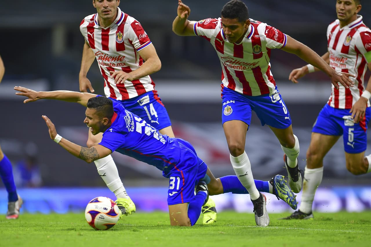 Al final del primer tiempo, Sepúlveda derribó a Pineda dentro del área, lo que desataría reclamos por parte de Cruz Azul.