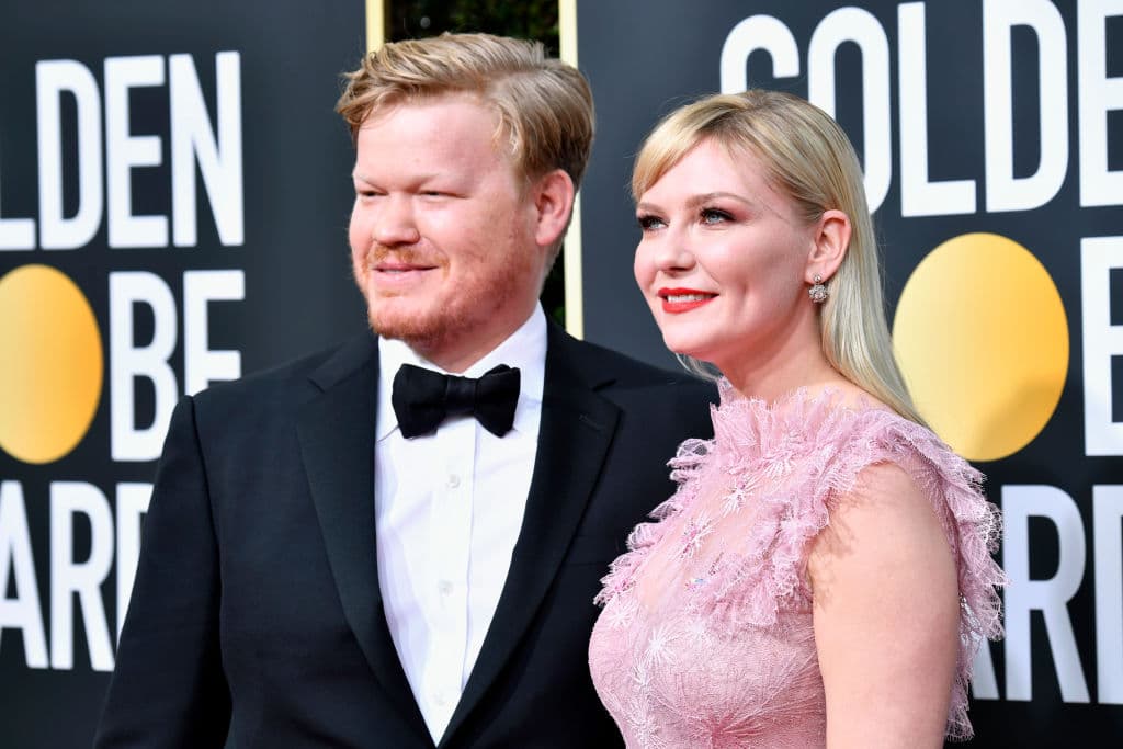 La desaprobación, posiblemente cerrada, de Phil, junto con la creciente ausencia de su esposo (el compañero de Dunst en la vida real, Jesse Plemons), lleva a la pobre mujer a beber.