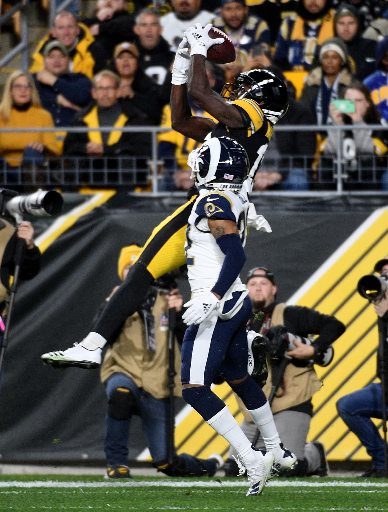 Steelers aprovecha los errores provocados por su sólida defensiva y consuma un triunfo vital para sus aspiraciones.