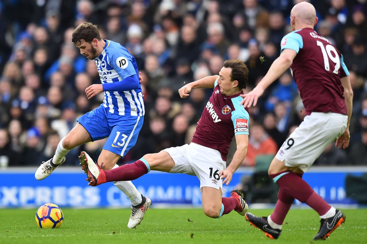 Por su localía, el Brighton & Hove impuso el ritmo del juego en los primeros minutos buscando la apertura del marcador.