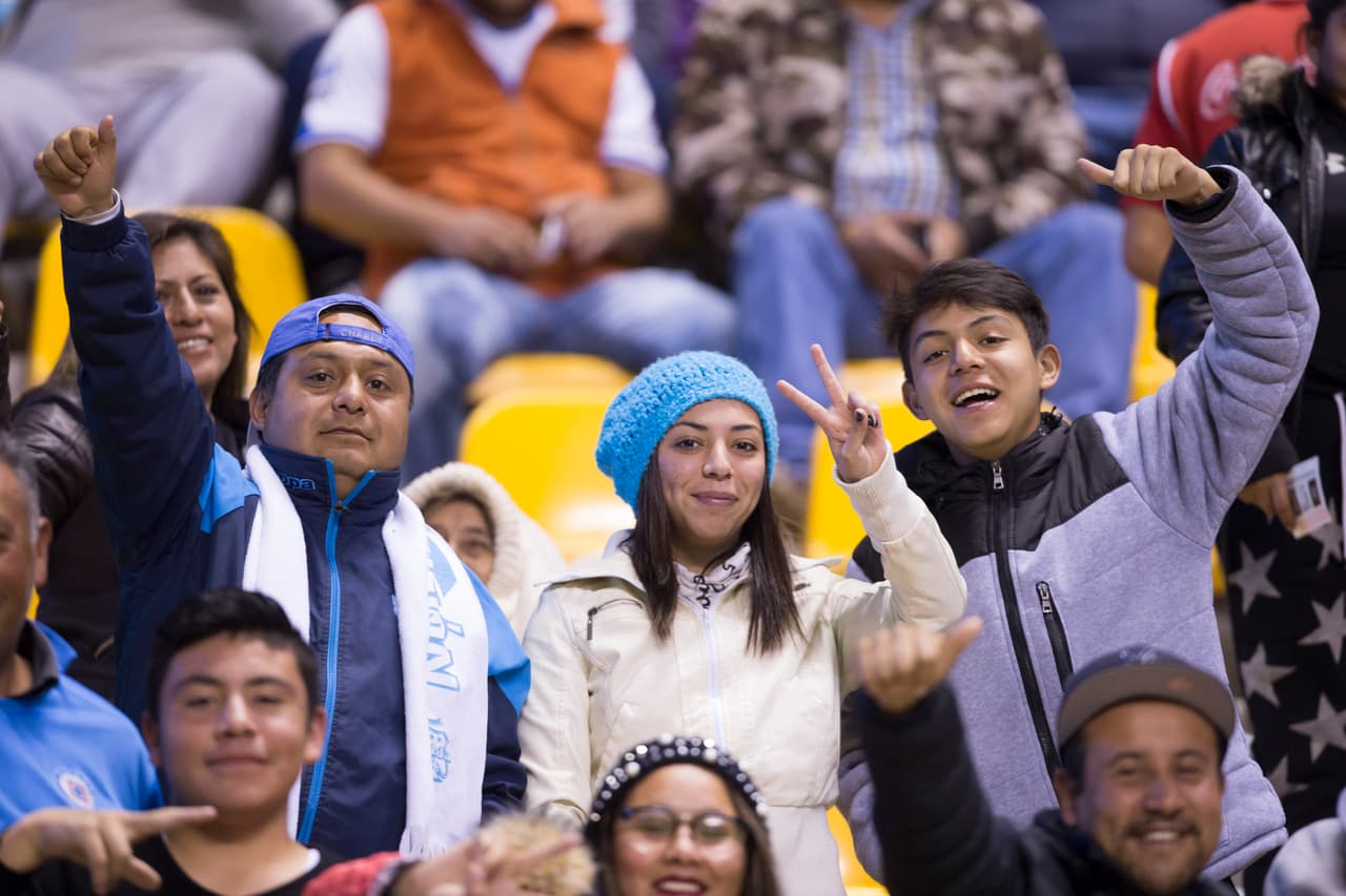 La belleza de las animadoras y el colorido de los fanáticos en los partidos de Cruz Azul contra Puebla y de Atlas contra Tampico Madero le dieron un sabor diferente a la jornada de la Copa MX.