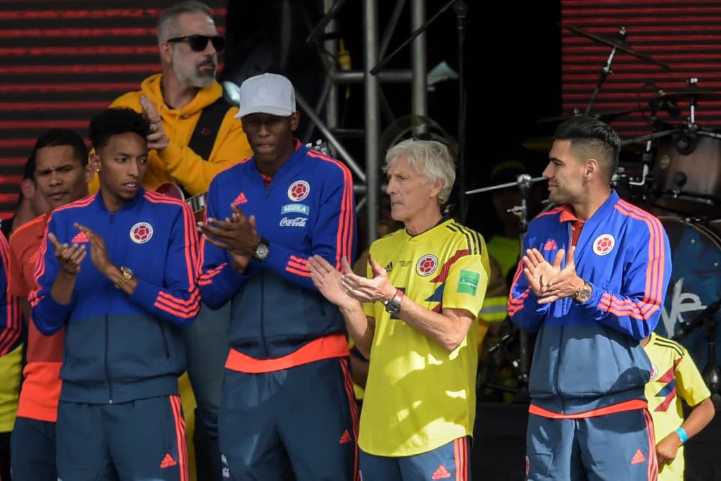 Uno a uno, los jugadores y técnico fueron aplaudidos al salir al escenario que tenían dispuesto.