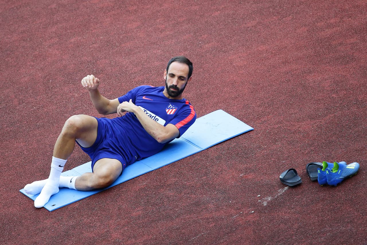 El experimentado
<b>Juanfran </b>también anda entre algodones una vez que después del partido ante el Rayo Vallecano terminó con una molestia muscular en su muslo izquierdo.