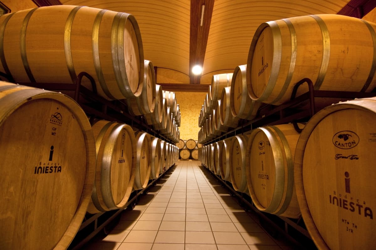 Actualmente, la bodega de los Iniesta cuenta con tecnología de punta pero se mantiene en su respeto por la tradición.