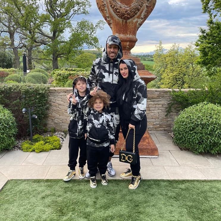 Pierre-Emerick Aubameyang disfruta del lujo de la vida y en esto ha gastado su dinero: innumerables autos exóticos, relojes muy costosos y una mansión multimillonaria.