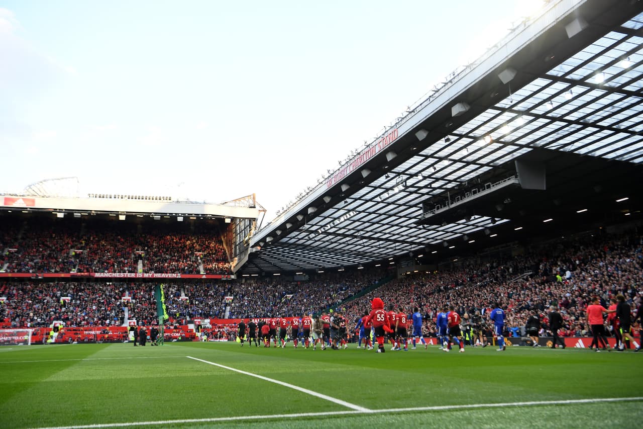 El 'Teatro de los Sueños' se vistió de gala, con miles de aficionados, para vivir una nueva temporada del fútbol inglés.