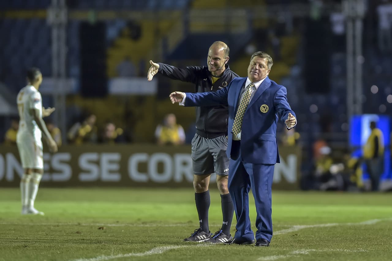 Existen dos penales claros en favor del América que el árbitro no se atreve a marcar.