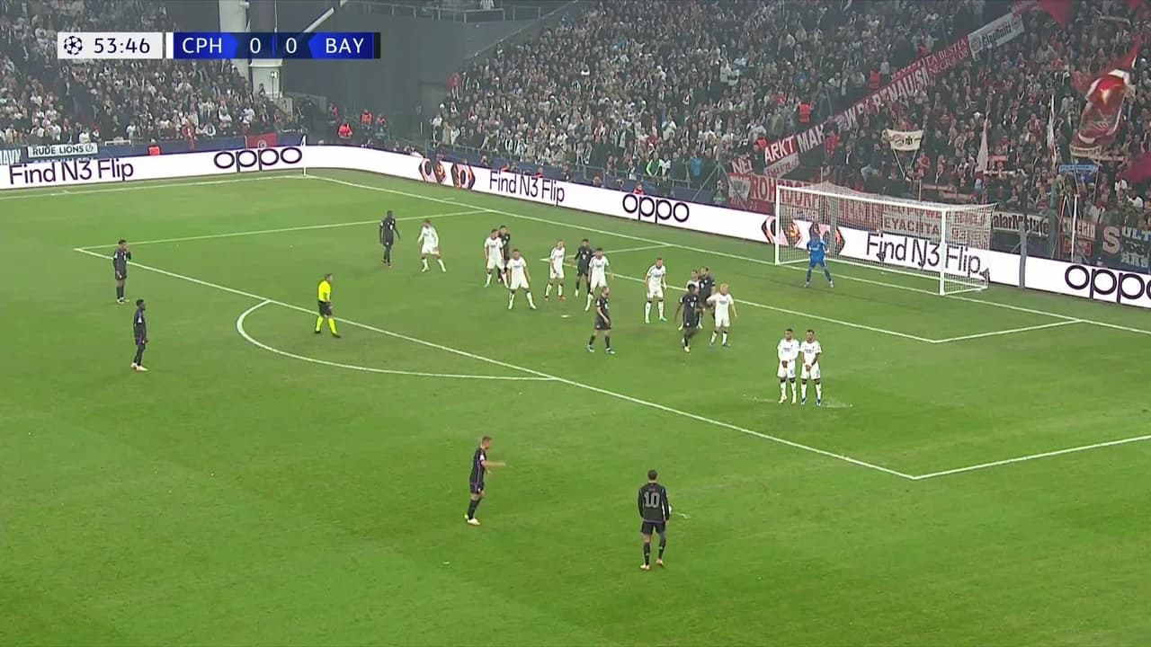 ¡TIRO ATAJADO! disparo por Joshua Kimmich.