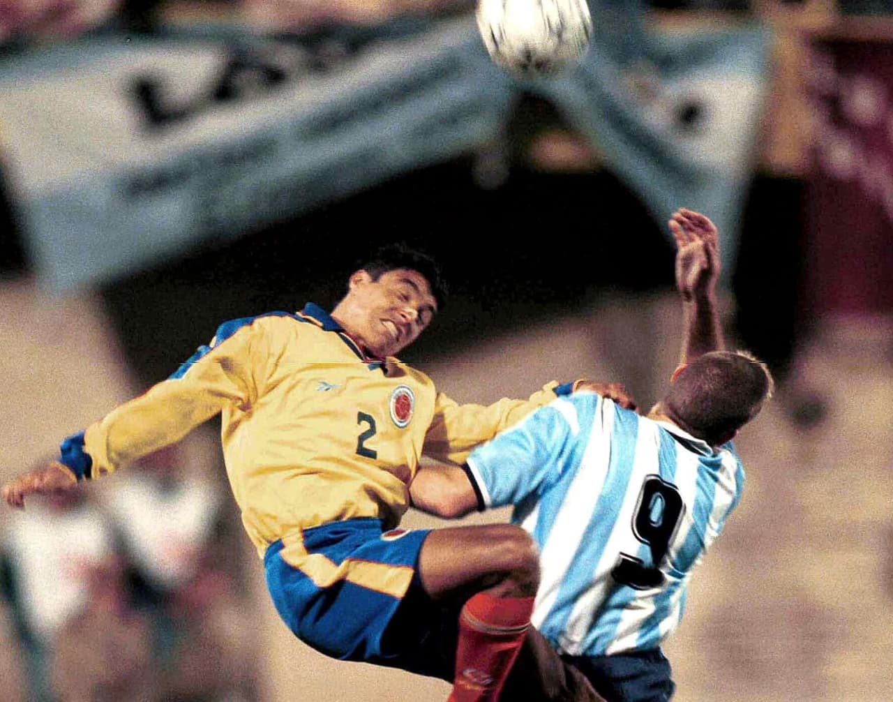 A pesar de su fallo inicial, Martín Palermo mostró su voluntad para marcar contra los colombianos, en un partido ya atípico con tres penaltis, dos de ellos errados, y un gol anulado.